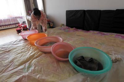 黄梅楼上漏水，住户失联，小区没物管，业主维权难！律师来支招……